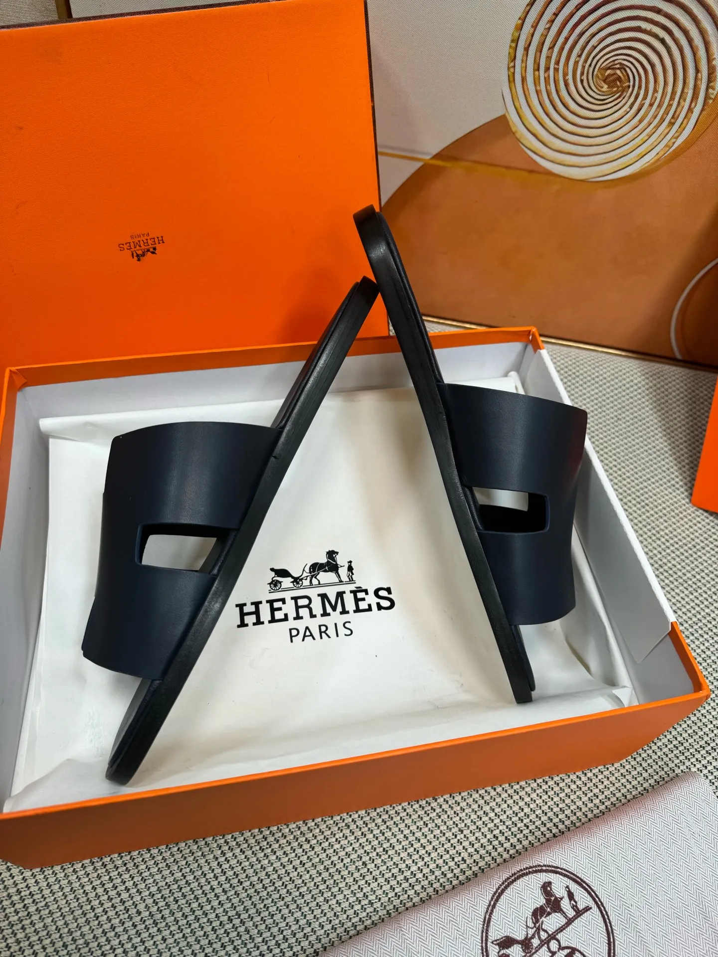 👟👟Ex-factory price 560👟👟 "HERMES" [Classic Original Version] Hermès; Top 🔝 Purchasing Agency 🔍🔍 Men's Latest 🇺🇸 Counter Sales Simultaneously, Original Imported from Italy: Silk Cowhide · Prominent (High-end · Nobility · Grade) Exquisite Workmanship (Italian 🇮🇹 Imported Water Dye Brand Wear-resistant ultra-thousand leather feet) Soles: Original soles specially provided by the original factory, ⚠exclusive double-layer movable rubber molded outsole; super comfortable, wear-resistant, non-slip, environmentally friendly🌳🌳🌳, real photos taken🎬The real ones are more beautiful🔍🔍 (high quality, single goods), you can enter and exit the counter at will* Code number: 38·39·40·41·42·43·44# (45# can be customized) (46 47➕30 customization is not returnable) Welcome to place an order...☕